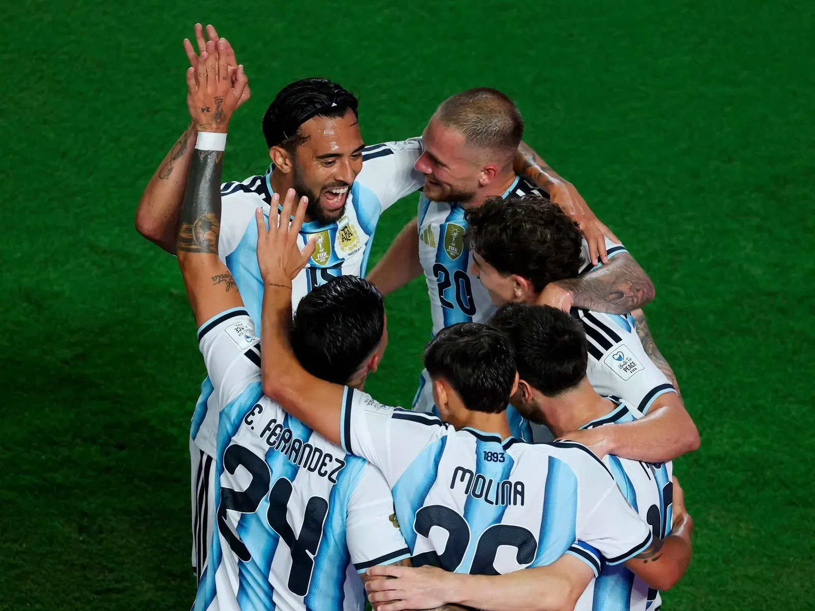Jugadores de la Selección Argentina de fútbol entrenando en una cancha.