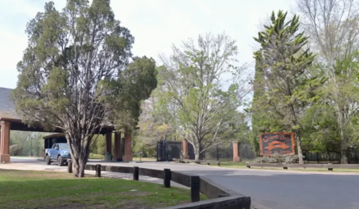 Un insólito suceso interrumpió la tranquilidad del Country Grand Bell, ubicado en City Bell, La Plata. Un hombre de 51 años fue detenido tra