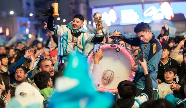 El Mundial de fútbol en Argentina en julio de 2026 se presenta como un fenómeno que coexiste con una realidad económica desafiante. Una encu
