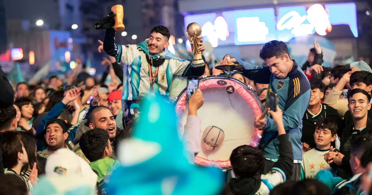 El Mundial de fútbol en Argentina en julio de 2026 se presenta como un fenómeno que coexiste con una realidad económica desafiante. Una encu