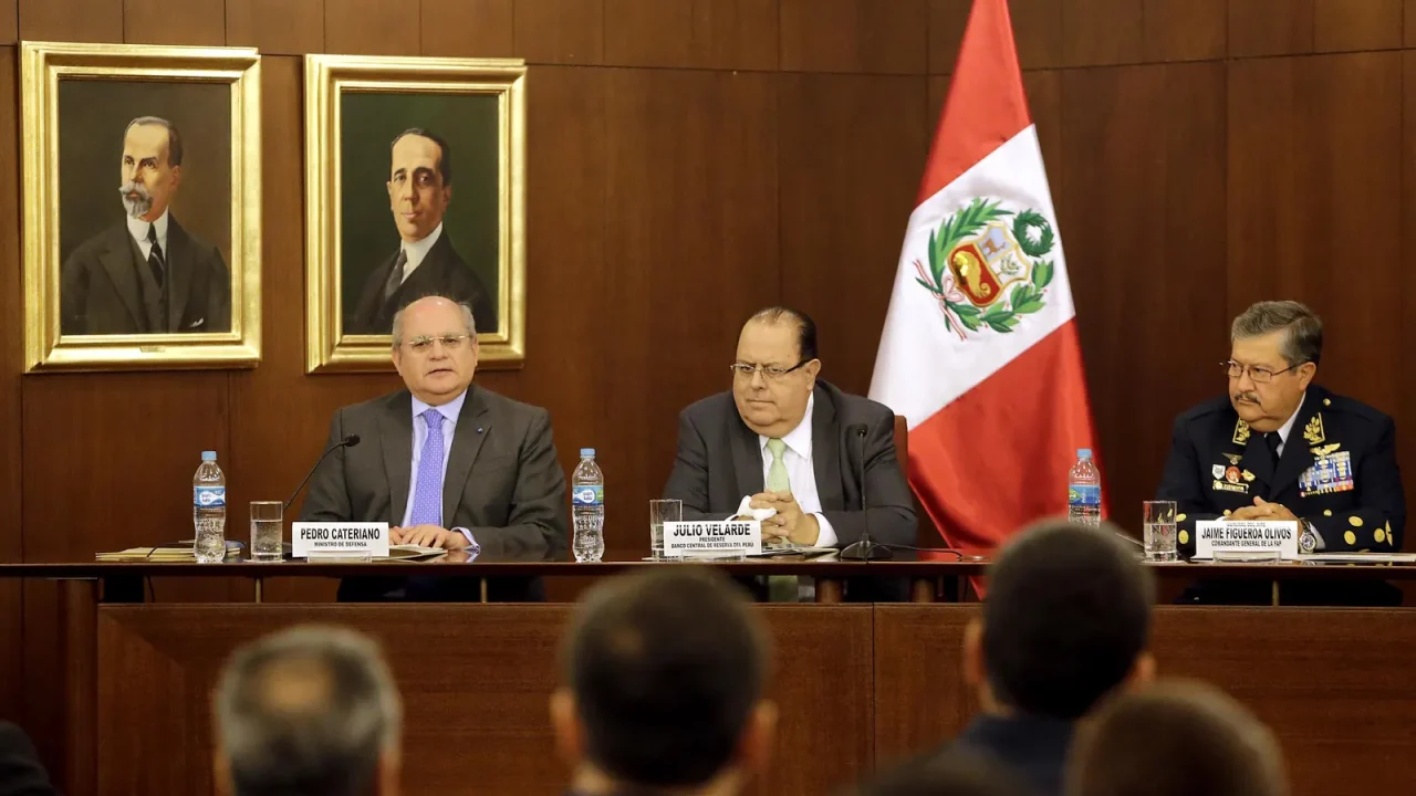 El presidente del Banco Central de Reserva del Perú (BCRP), Julio Velarde, ha emitido una seria advertencia a la presidenta electa de Perú,