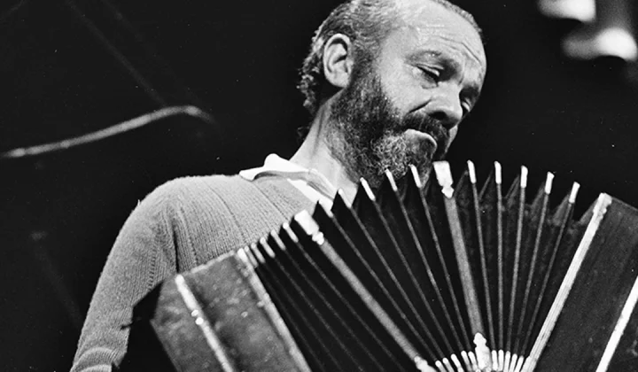 Astor Piazzolla, el nombre que evoca pasión, innovación y una profunda conexión con el alma de Buenos Aires, fue un músico cuya obra trascen