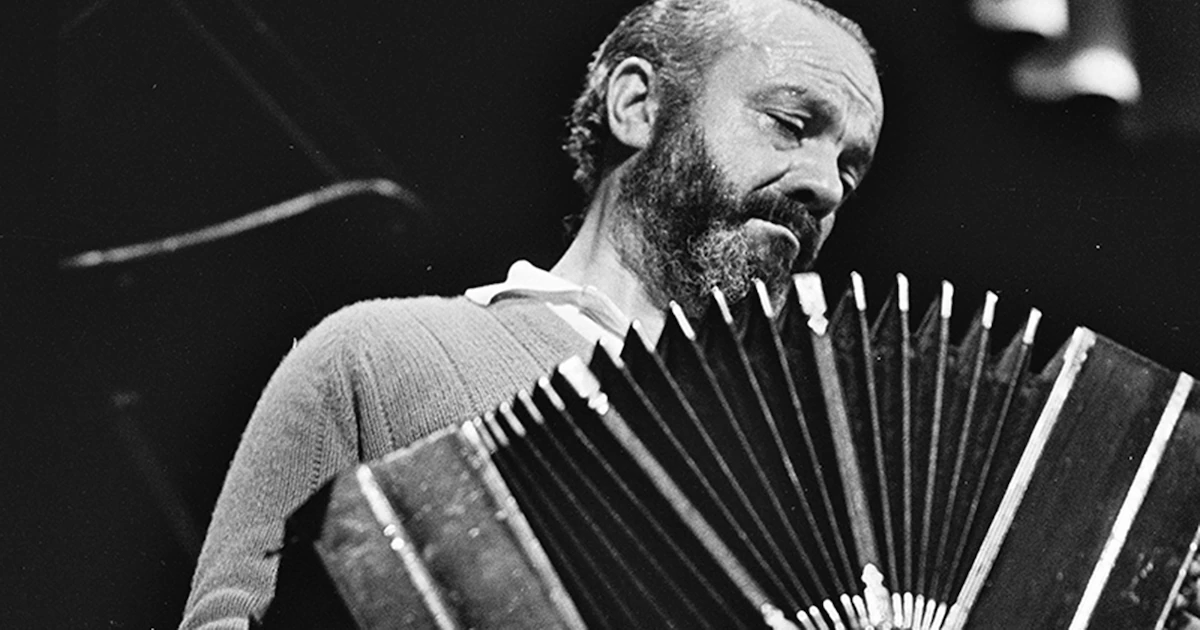 Astor Piazzolla, el nombre que evoca pasión, innovación y una profunda conexión con el alma de Buenos Aires, fue un músico cuya obra trascen