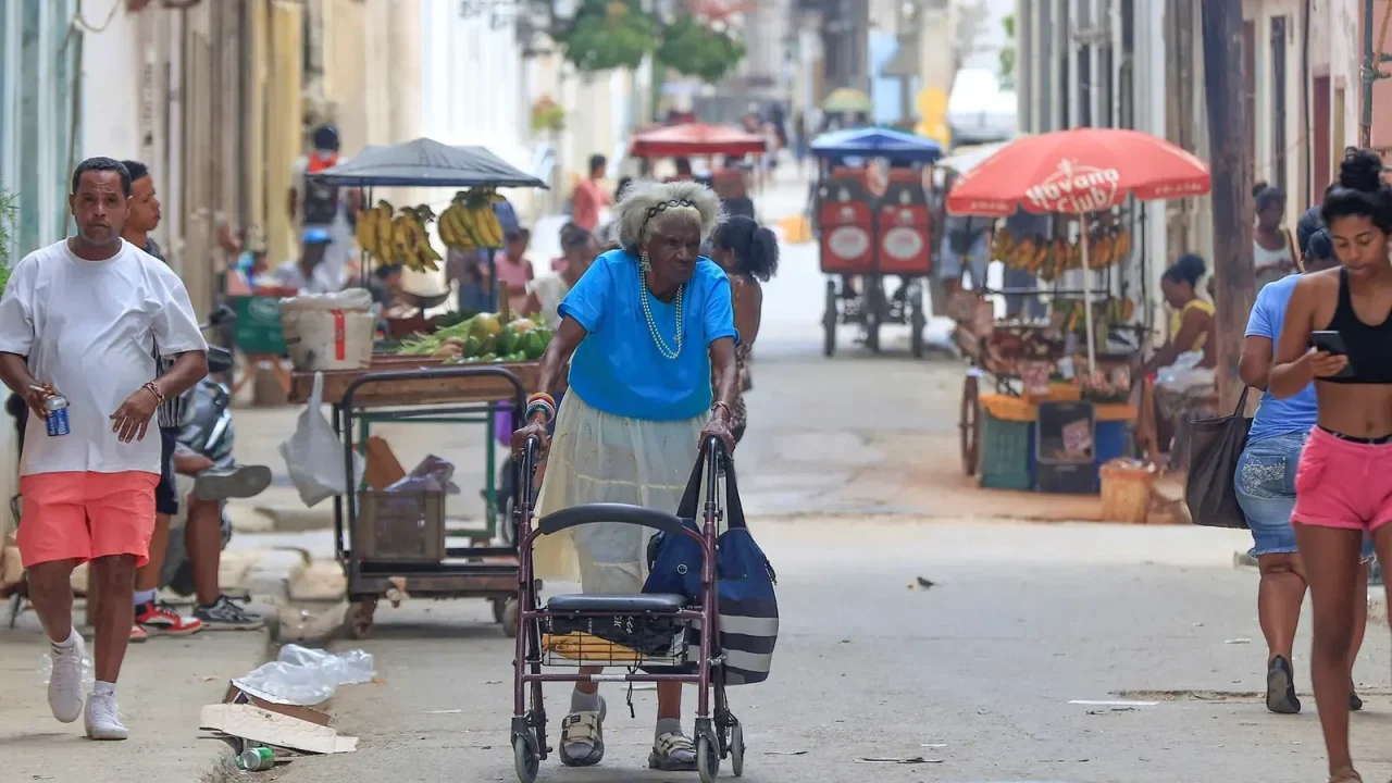 Cuba abre al sector privado gasolineras, farmacias y puertos en la mayor reforma económica en décadas