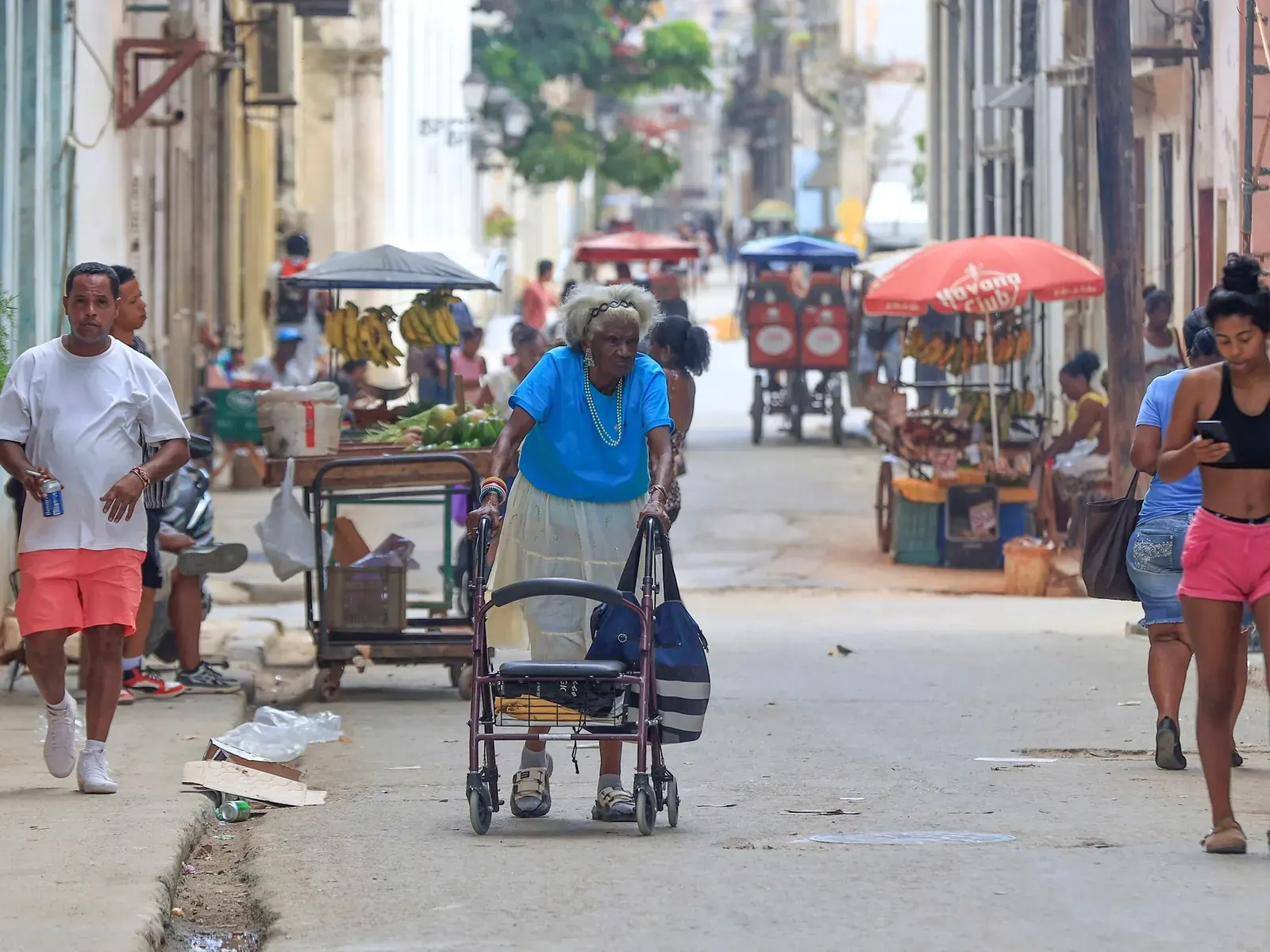 Cubanos caminan por una calle de La Habana en medio de la crisis económica y los apagones