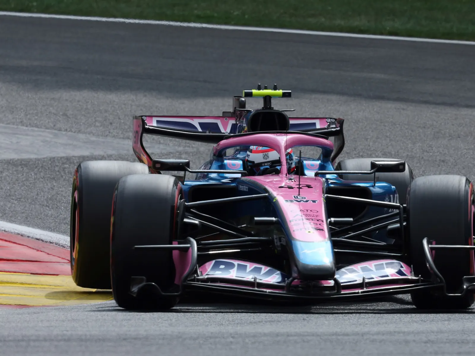 El piloto argentino Franco Colapinto al volante de su monoplaza de Fórmula 1 en el circuito de Spa-Francorchamps.