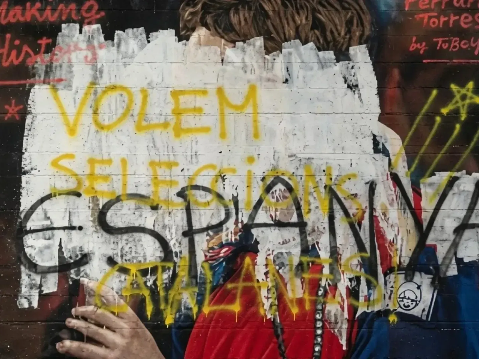 Mural de Ferran Torres en Barcelona vandalizado con pintura blanca y consignas independentistas.