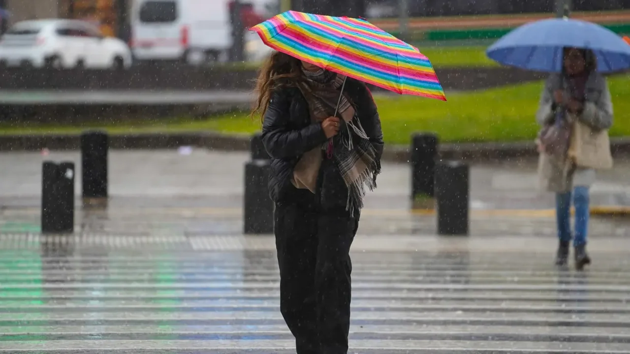 Alerta naranja por tormentas en el AMBA: lluvias intensas, granizo y ráfagas de hasta 50 km/h afectan la actividad económica