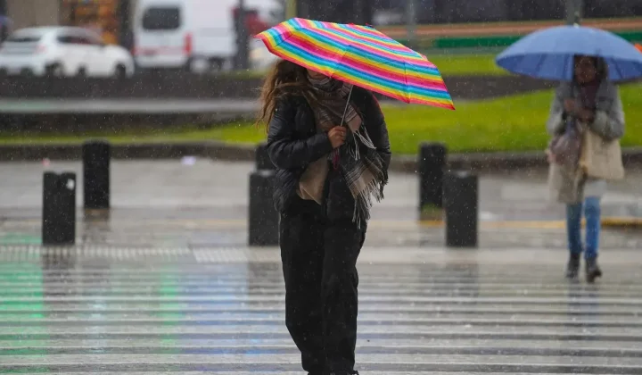 Alerta naranja por tormentas en el AMBA: lluvias intensas, granizo y ráfagas de hasta 50 km/h afectan la actividad económica
