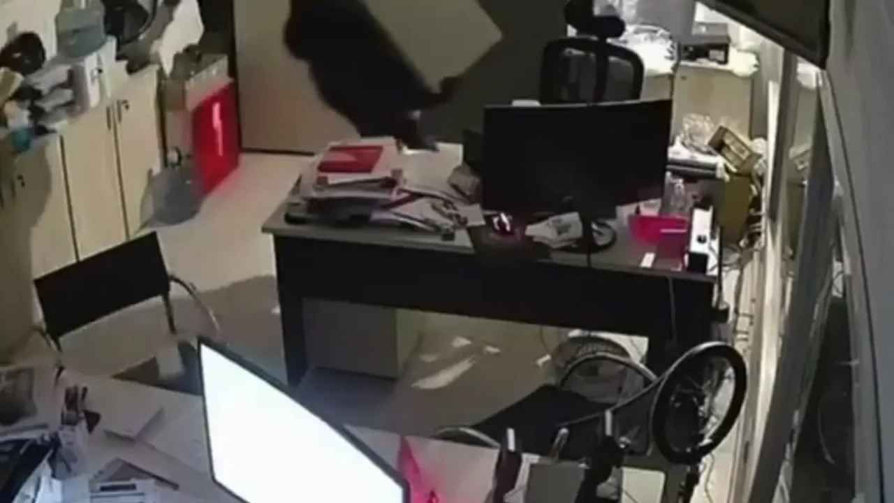 Robo relámpago en Bahía Blanca: boqueteros se llevaron dos cajas fuertes en menos de tres minutos y sospechan de un entregador