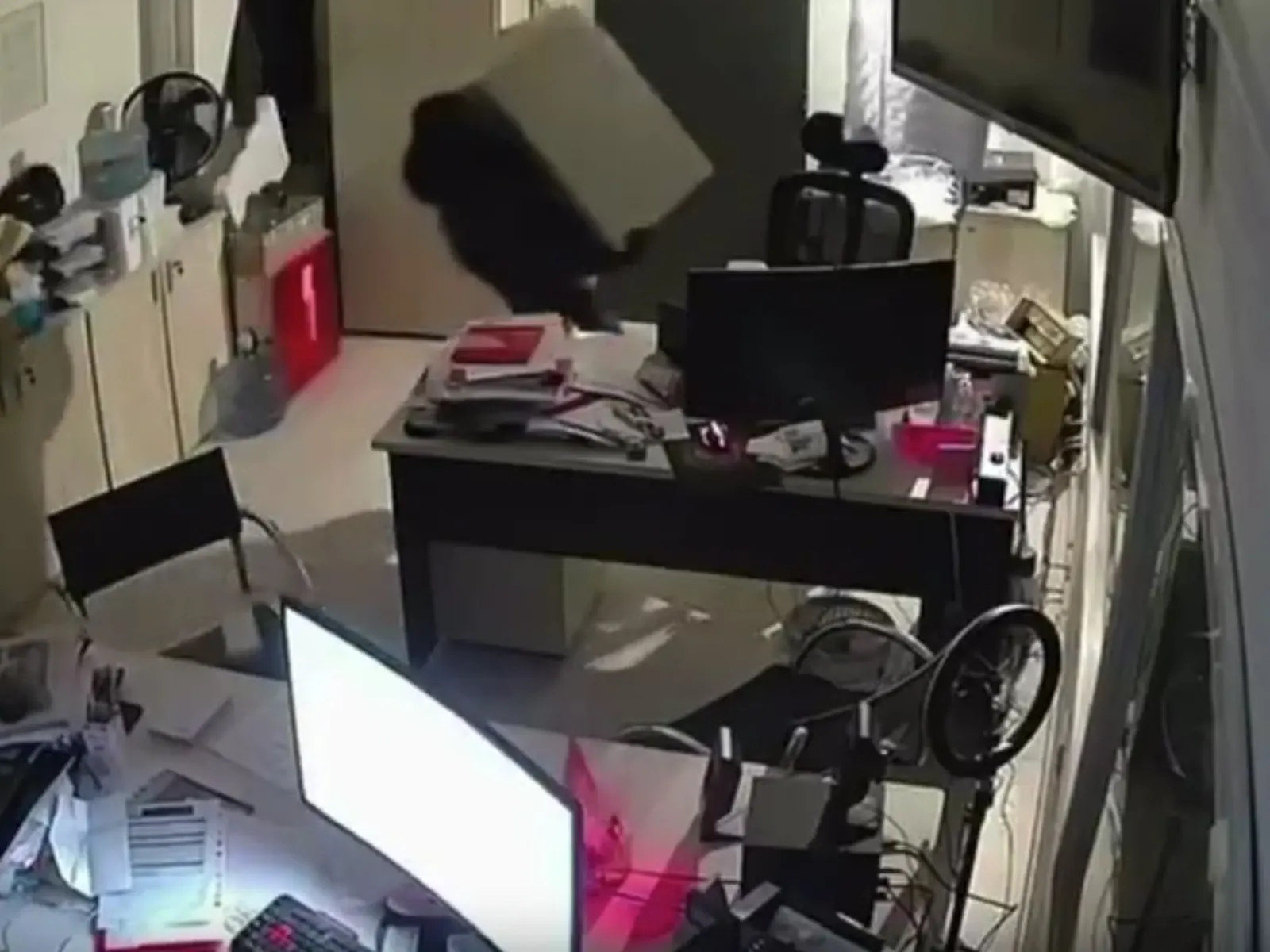 Fachada de un local comercial en Bahía Blanca, Argentina, tras un robo en el que boqueteros perforaron el techo y se llevaron dos cajas fuertes.