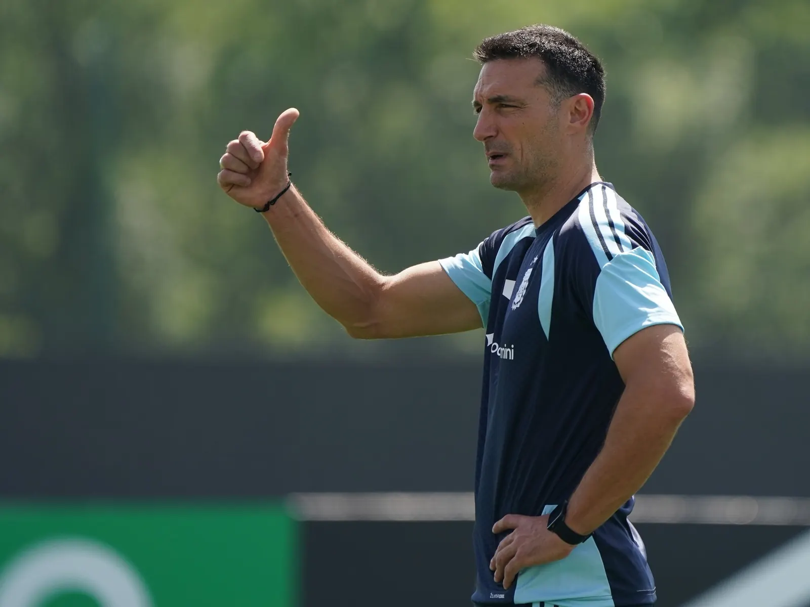 Lionel Scaloni dando indicaciones a los jugadores de la Selección Argentina en el campo de juego.