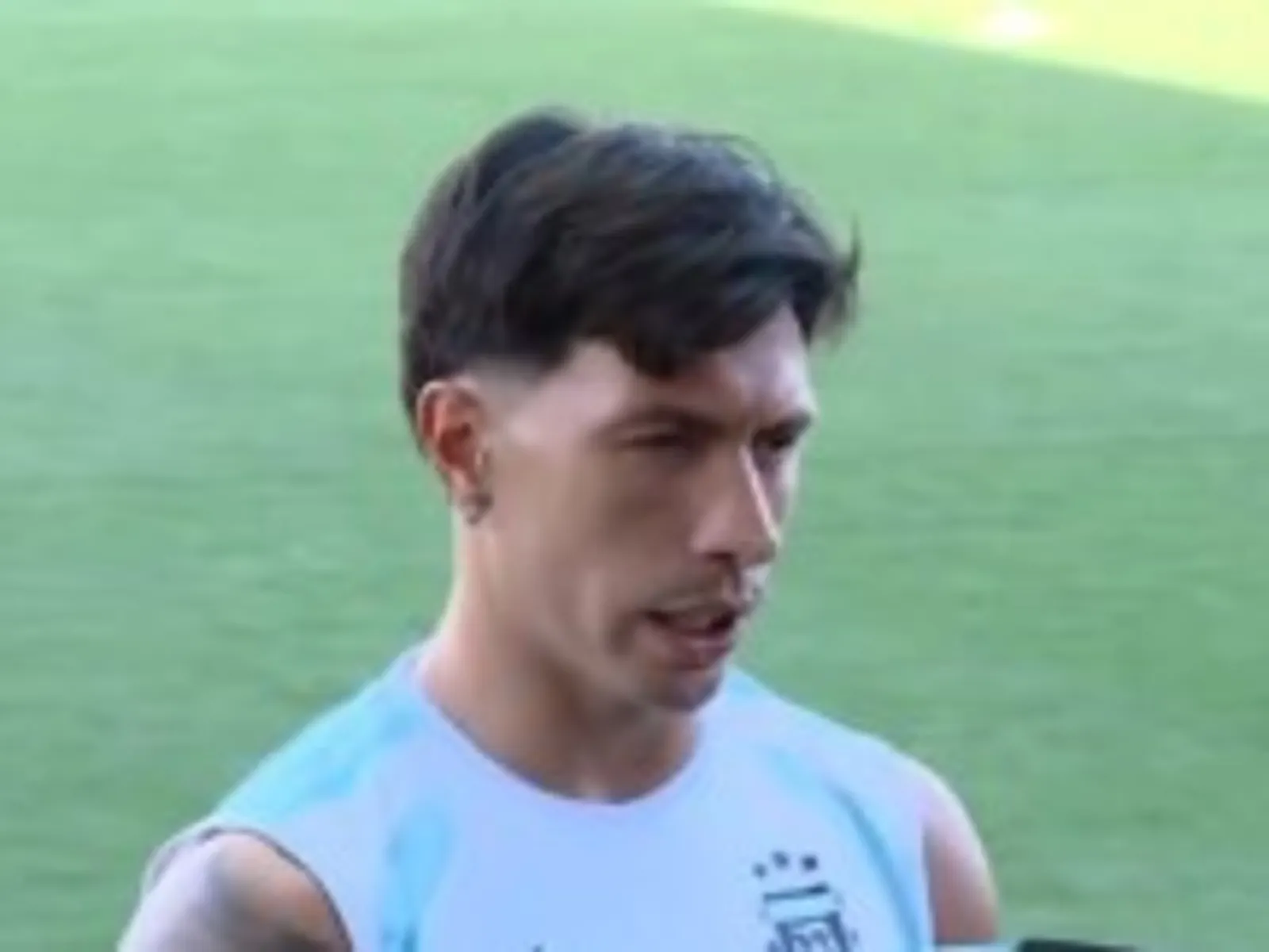 Lisandro Martínez, defensor de la Selección Argentina, hablando durante una conferencia de prensa previa al partido contra Suiza.