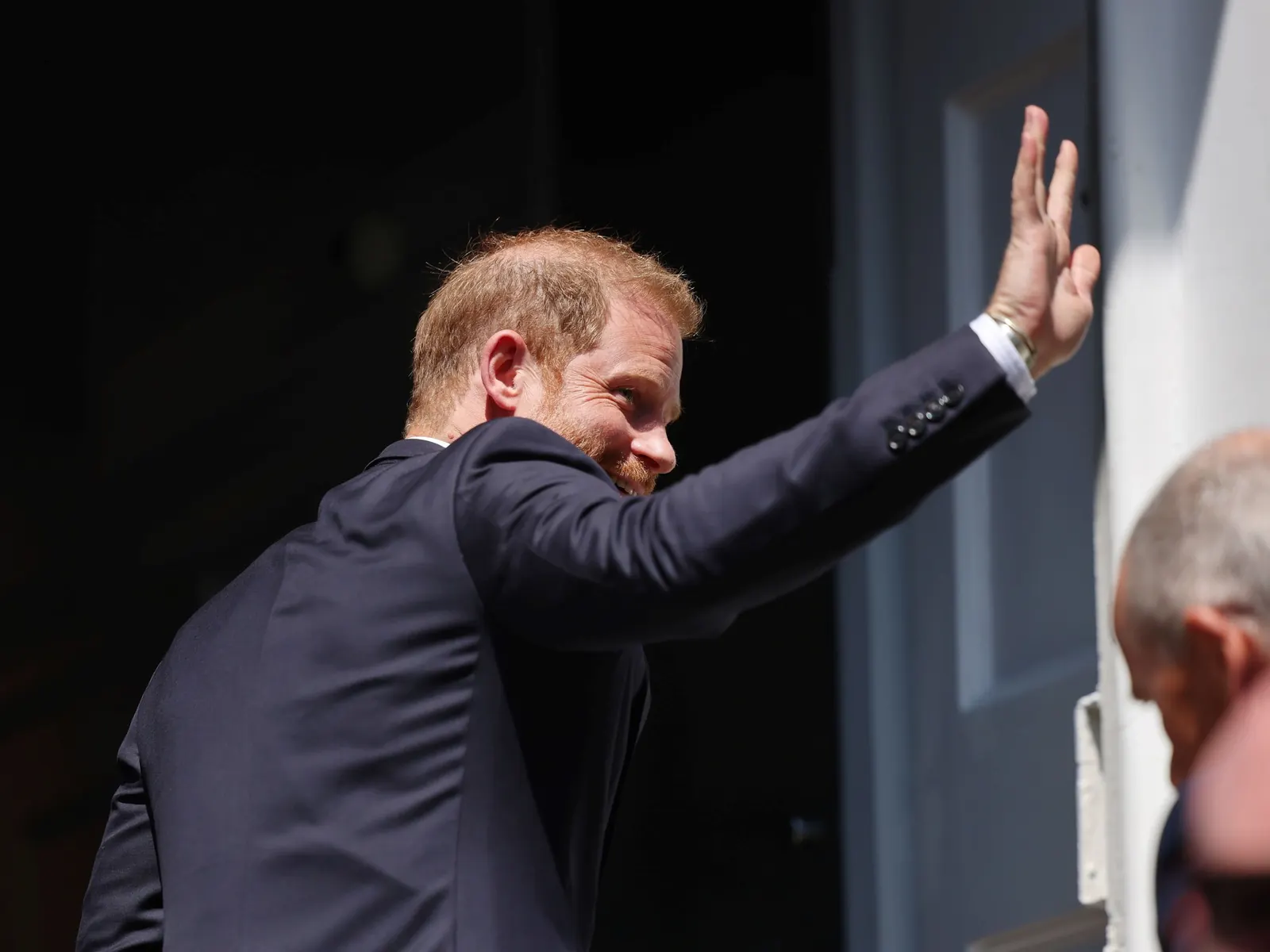 El príncipe Harry saluda a la multitud en un evento público en Londres.
