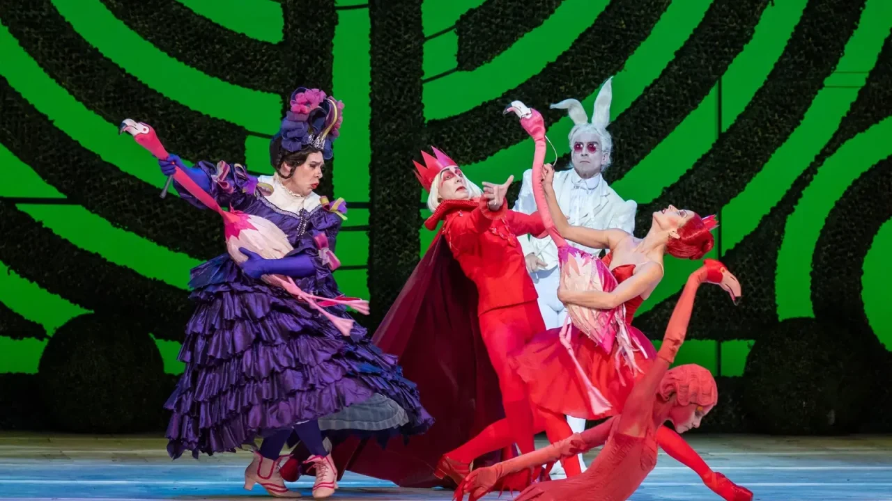 Alicia en el País de las Maravillas” ha llegado al Teatro Colón de Buenos Aires en una versión que redefine los límites de la producción es