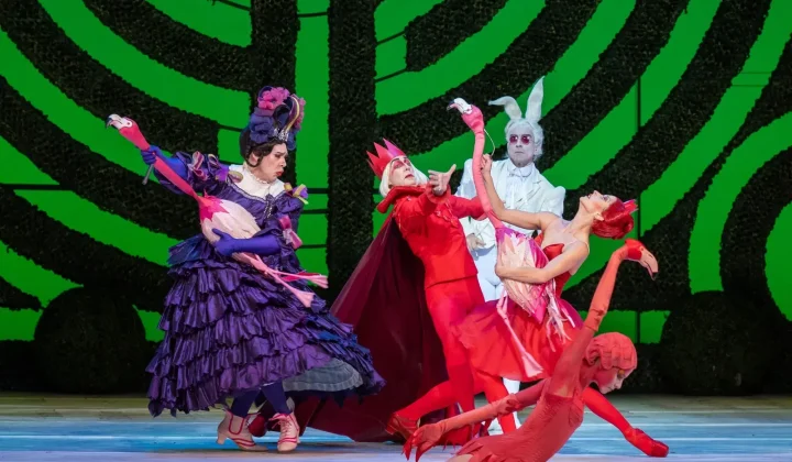 Alicia en el País de las Maravillas” ha llegado al Teatro Colón de Buenos Aires en una versión que redefine los límites de la producción es