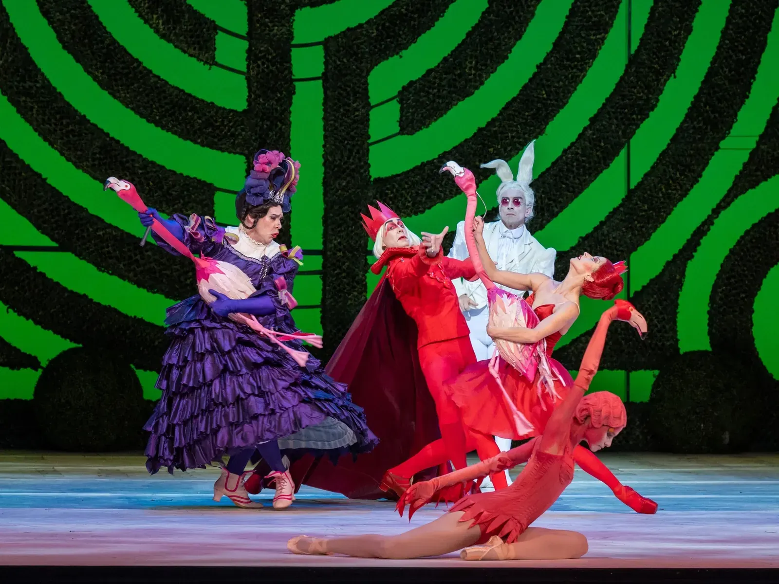 Bailarines del Ballet del Teatro Colón interpretan escenas de "Alicia en el País de las Maravillas" sobre el escenario.