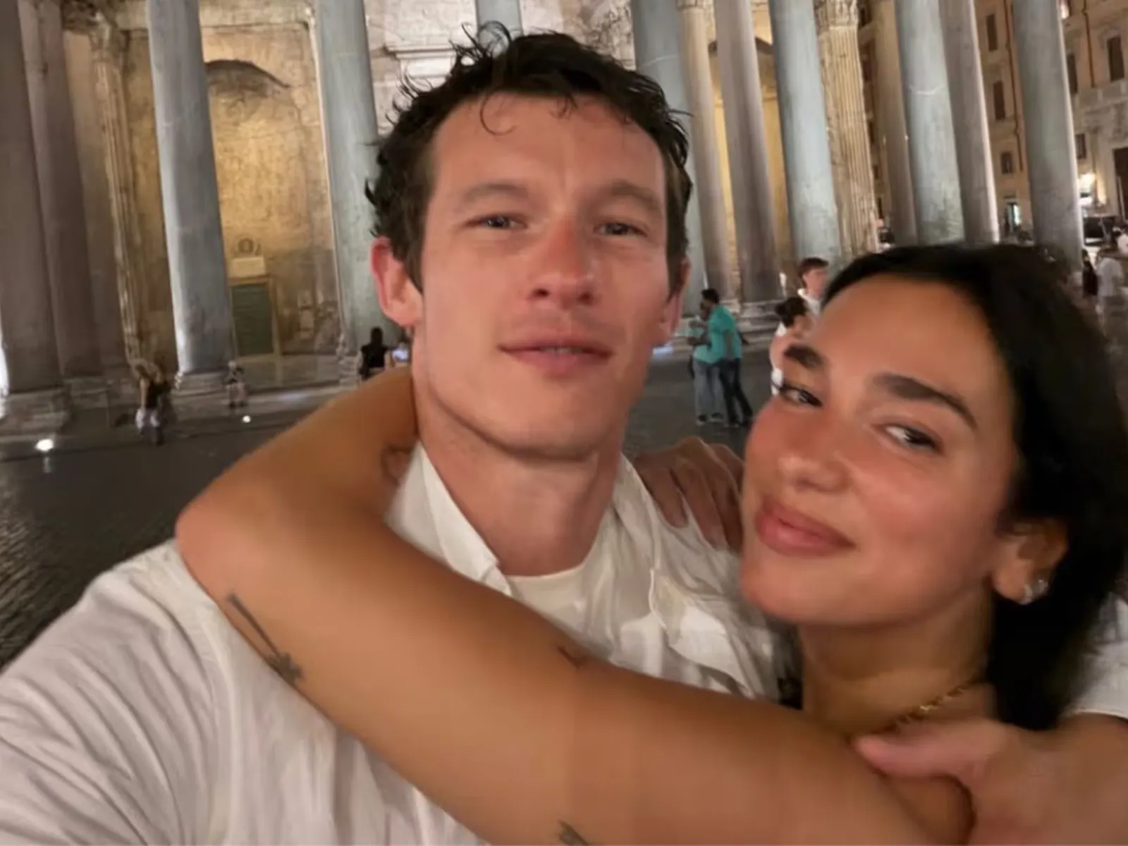 Dua Lipa y Callum Turner posando juntos frente al Panteón en Roma durante su luna de miel.