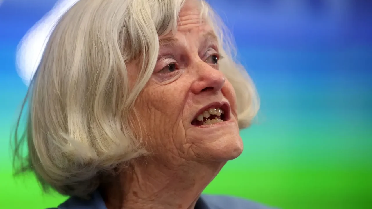 Hallan muerta a exministra británica Ann Widdecombe en su casa; detienen a sospechoso