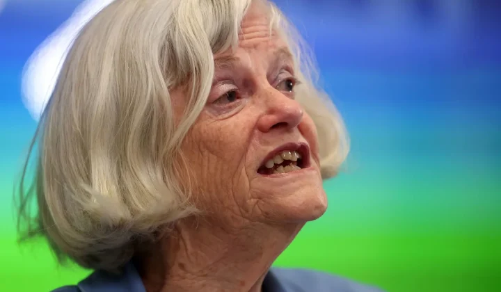 Hallan muerta a exministra británica Ann Widdecombe en su casa; detienen a sospechoso