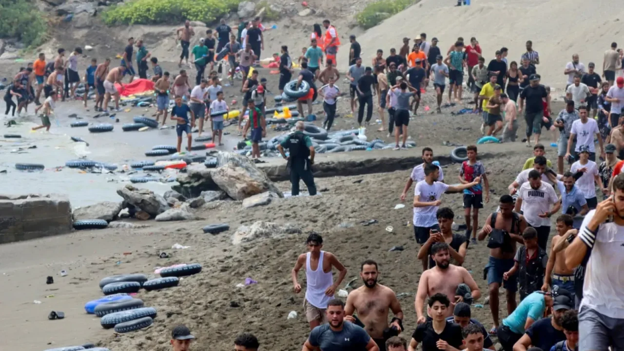 España en alerta: autoridades de Ceuta piden cerrar la frontera por llegada masiva de migrantes desde Marruecos