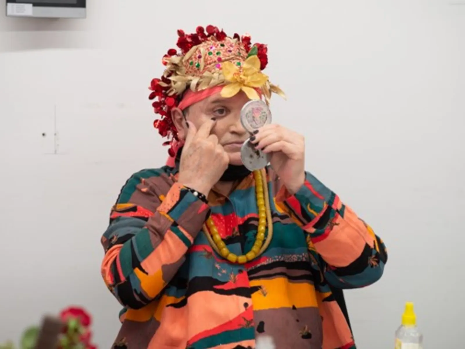 Fernando Noy posando en una calle adoquinada de Buenos Aires.