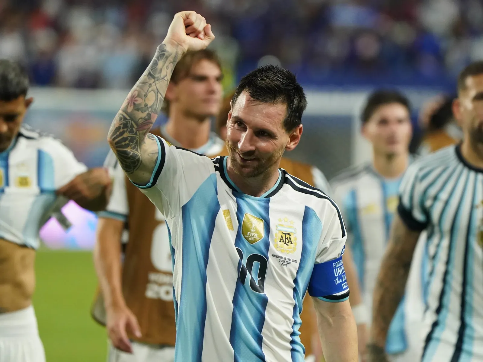 Lionel Messi levantando los brazos en celebración durante un partido de la Selección Argentina en el Mundial 2026.