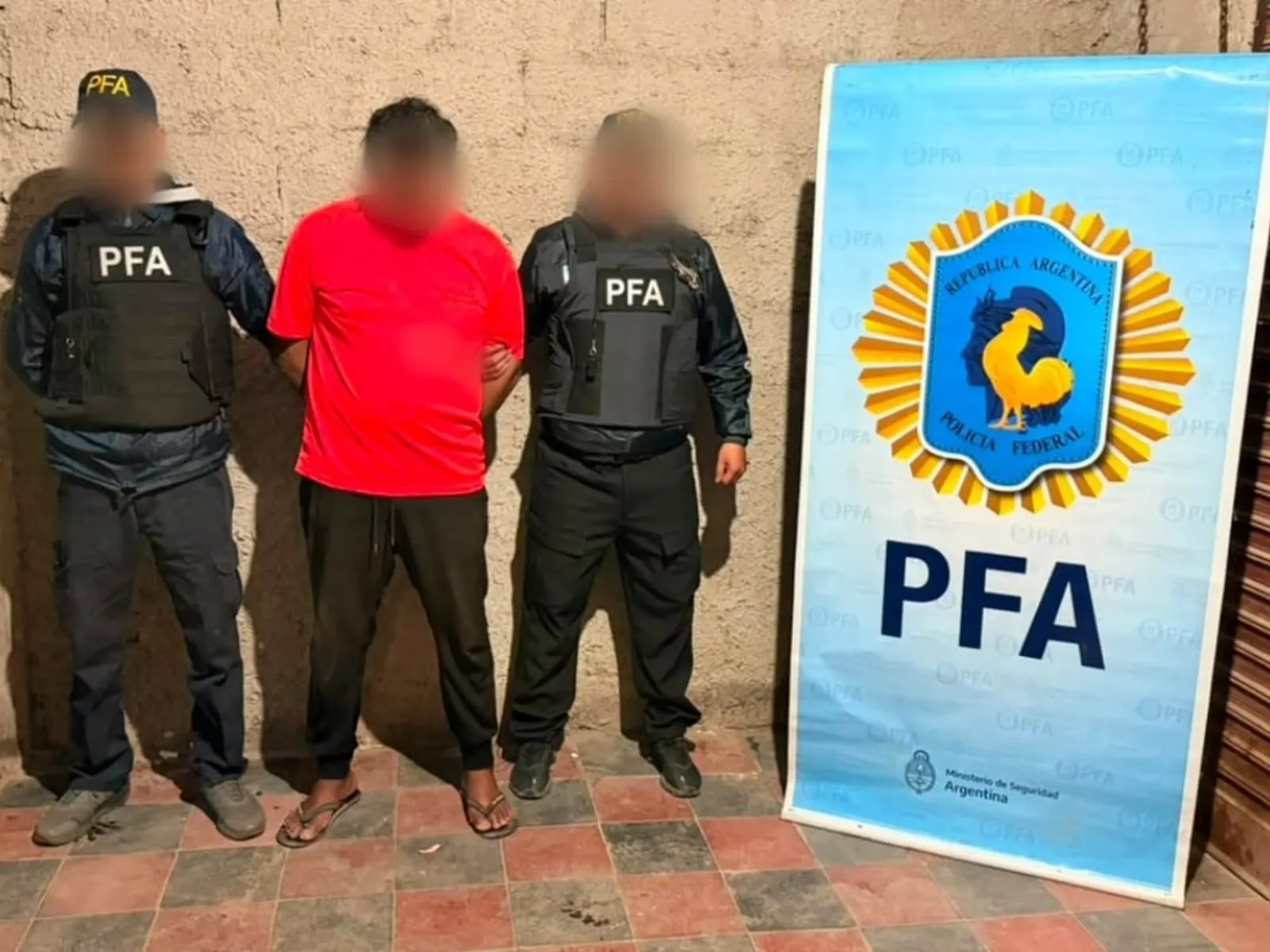 Personal de fuerzas de seguridad federales en un procedimiento oficial de investigación en Argentina.