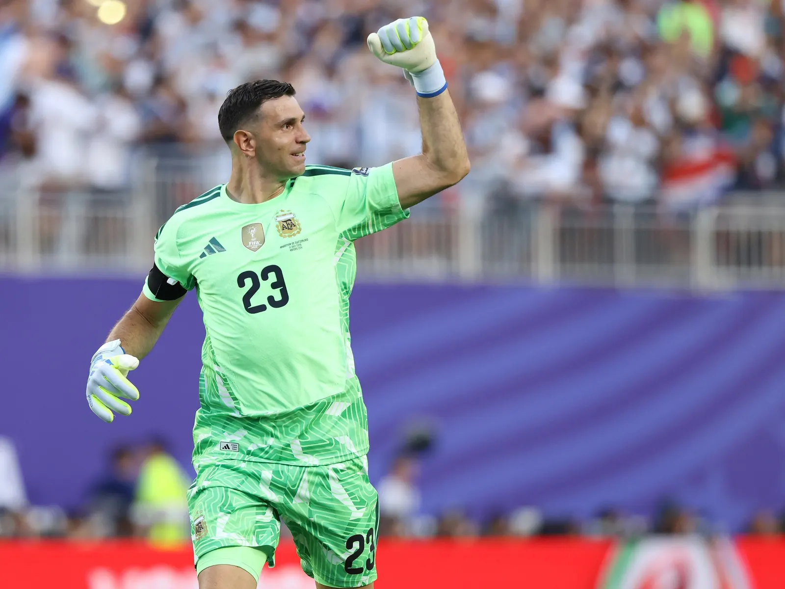 Emiliano Martínez, arquero de la Selección Argentina, celebra una atajada tras un remate.