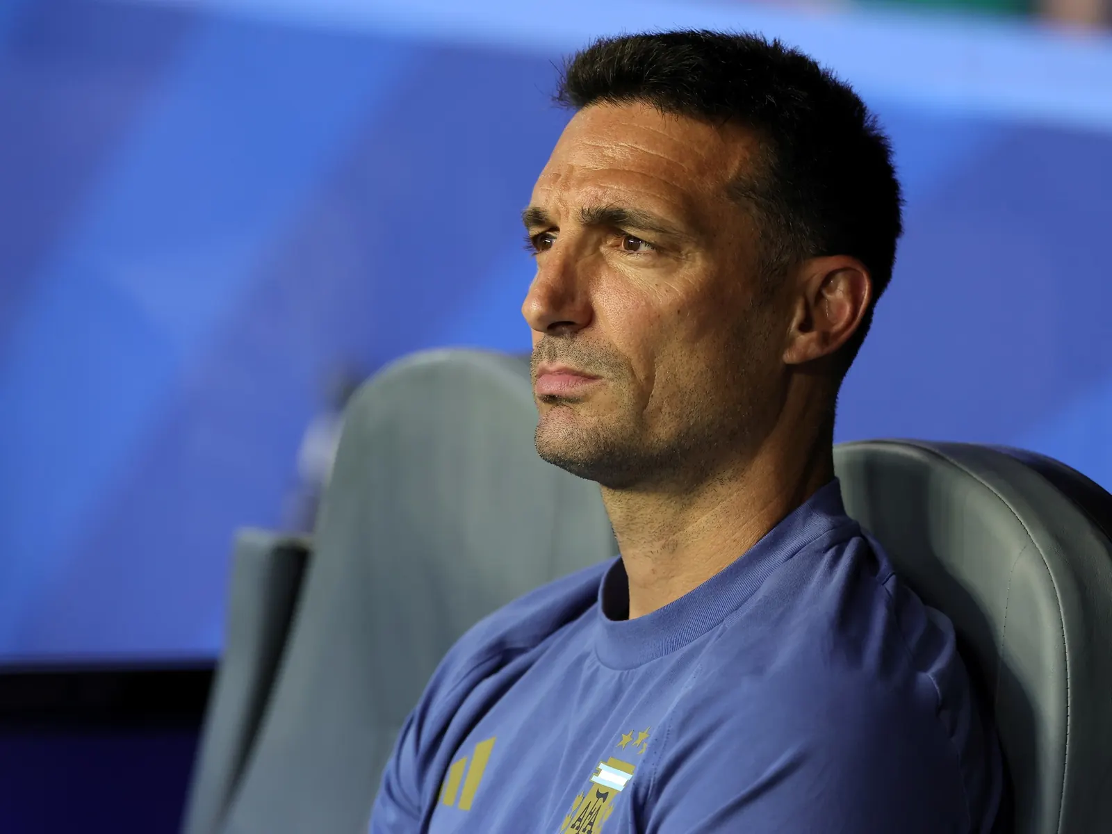 Lionel Scaloni dirigiendo a la Selección Argentina