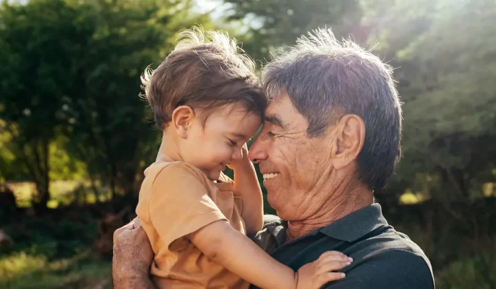 El Día del Abuelo y la advertencia de un geriatra: el contacto directo con los nietos protege la salud mental de los mayores