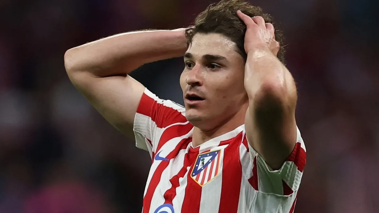 Arsenal irrumpe con una oferta millonaria por Julián Álvarez e incluye a Gyökeres