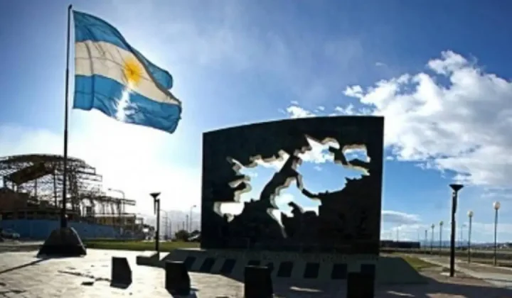 El reciente paso de un patrullero oceánico de la Royal Navy británica, el HMS Medway, por aguas bajo jurisdicción argentina ha generado un r