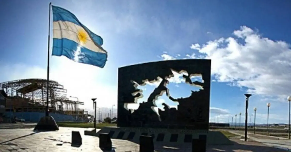 El reciente paso de un patrullero oceánico de la Royal Navy británica, el HMS Medway, por aguas bajo jurisdicción argentina ha generado un r