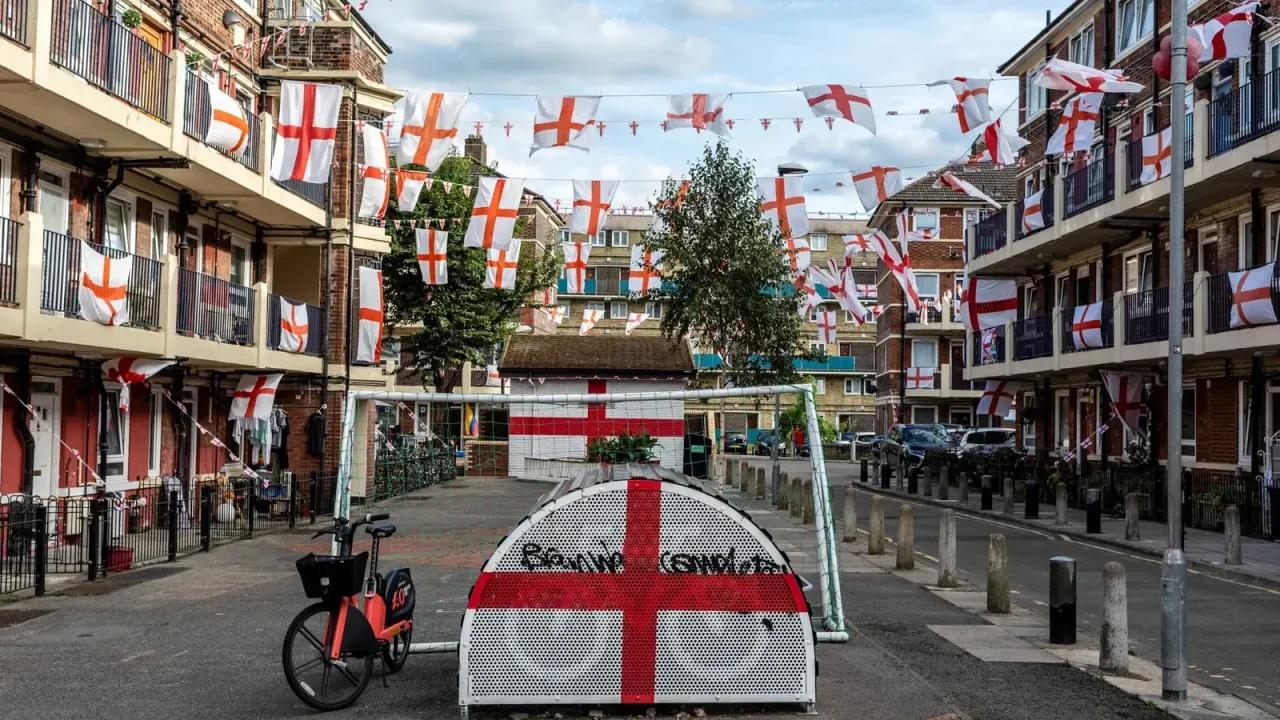 En el contexto del Mundial, la icónica bandera de San Jorge, símbolo nacional de Inglaterra, ha pasado de ser un mero estandarte de apoyo fu