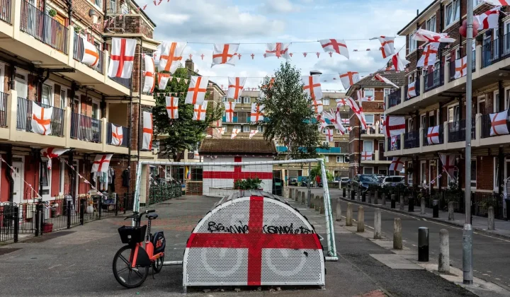 En el contexto del Mundial, la icónica bandera de San Jorge, símbolo nacional de Inglaterra, ha pasado de ser un mero estandarte de apoyo fu