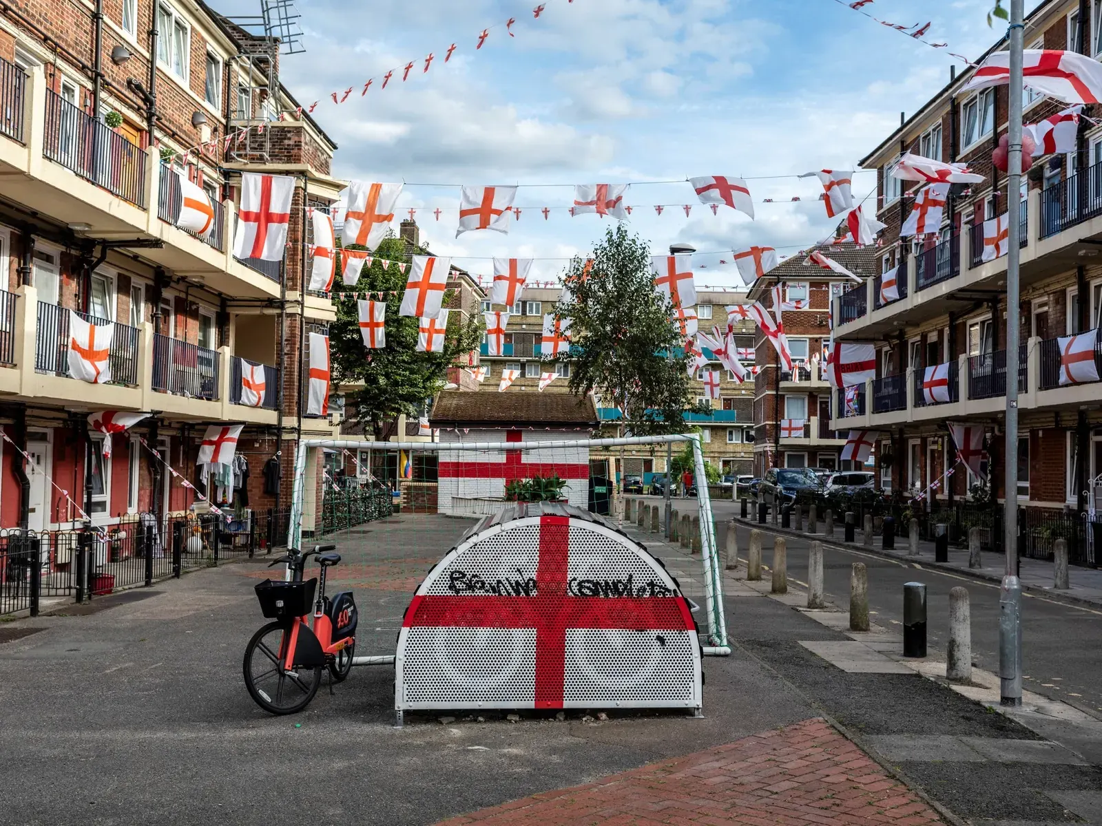 Aficionada inglesa muestra una bandera personalizada de San Jorge con un mensaje político y de apoyo al fútbol.
