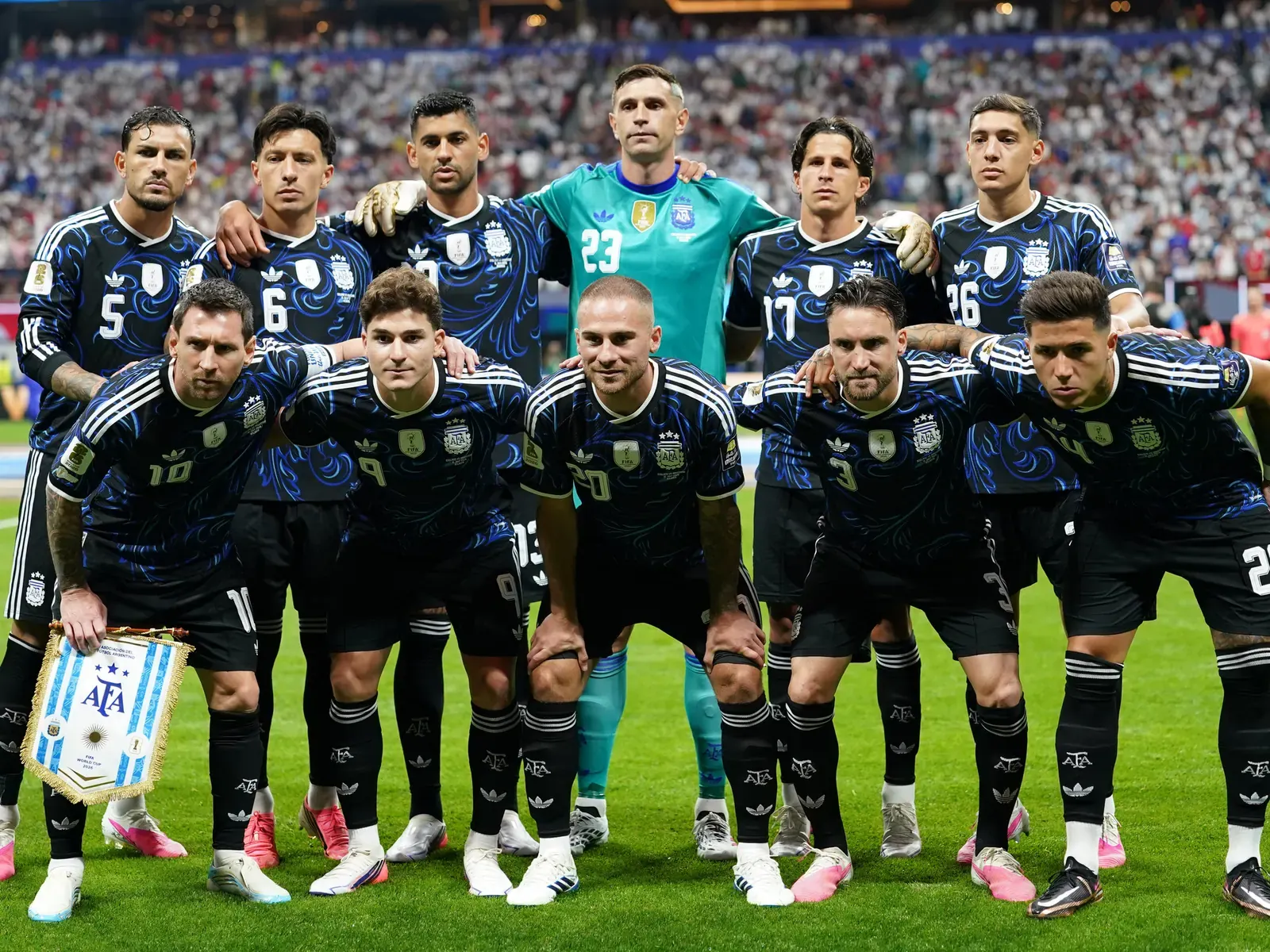 Lionel Messi levanta la Copa del Mundo 2026, junto a sus compañeros de la Selección Argentina, celebrando la victoria ante España.