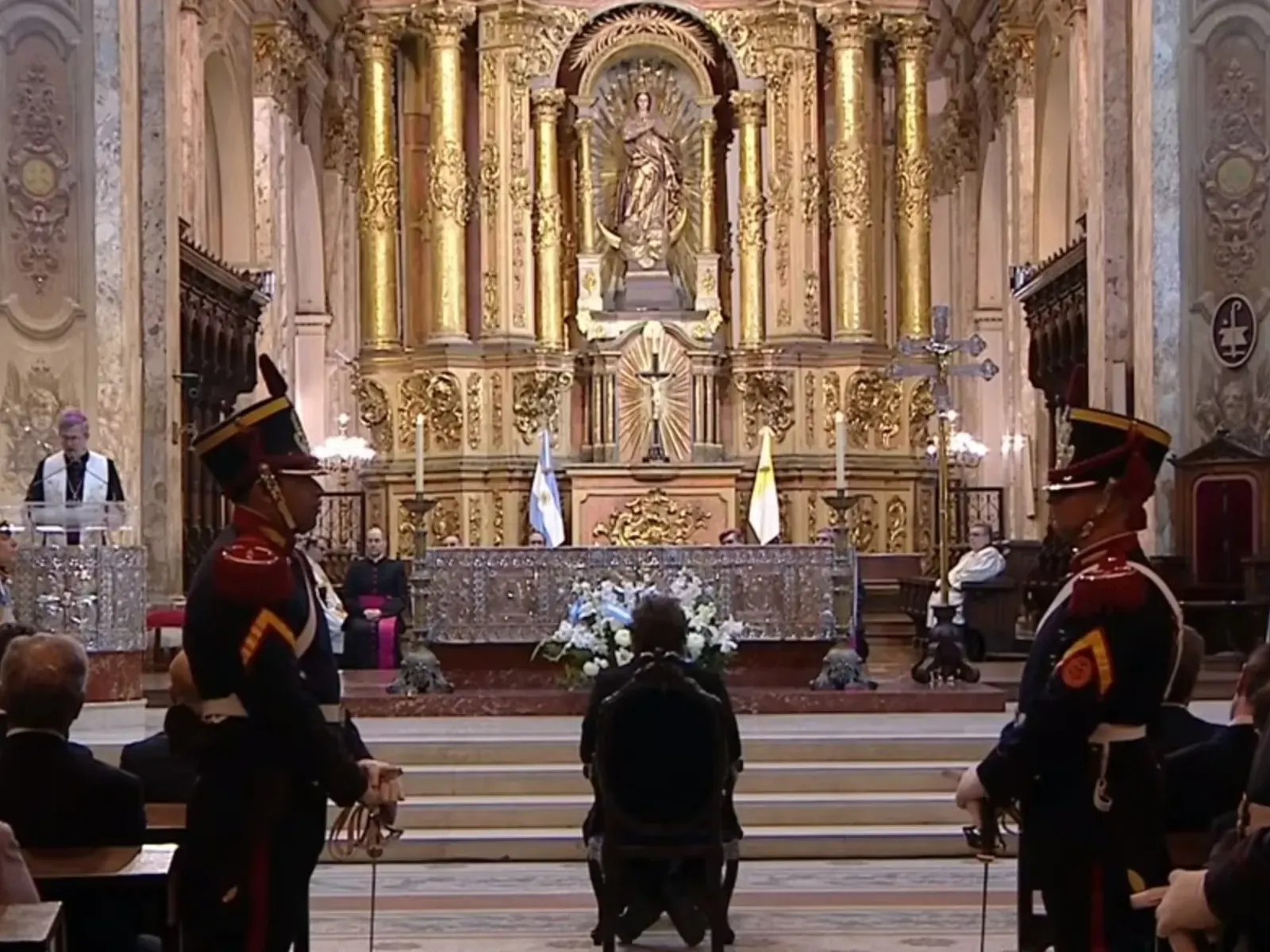 El arzobispo Jorge García Cuerva y el presidente Javier Milei asisten al tedeum en la Catedral Metropolitana de Buenos Aires.