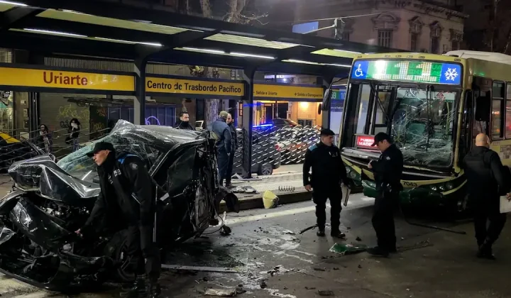 Un auto quedó destruido al chocar contra un colectivo en Palermo: dos mujeres resultaron heridas
