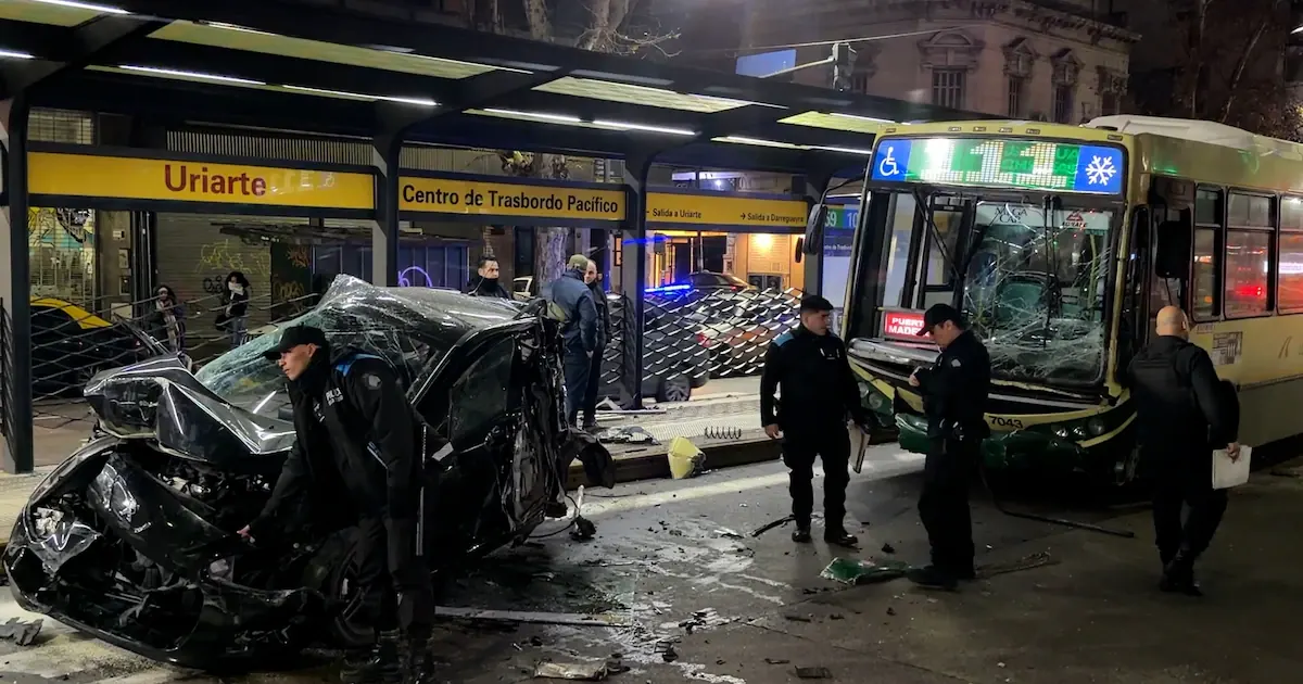 Un auto quedó destruido al chocar contra un colectivo en Palermo: dos mujeres resultaron heridas