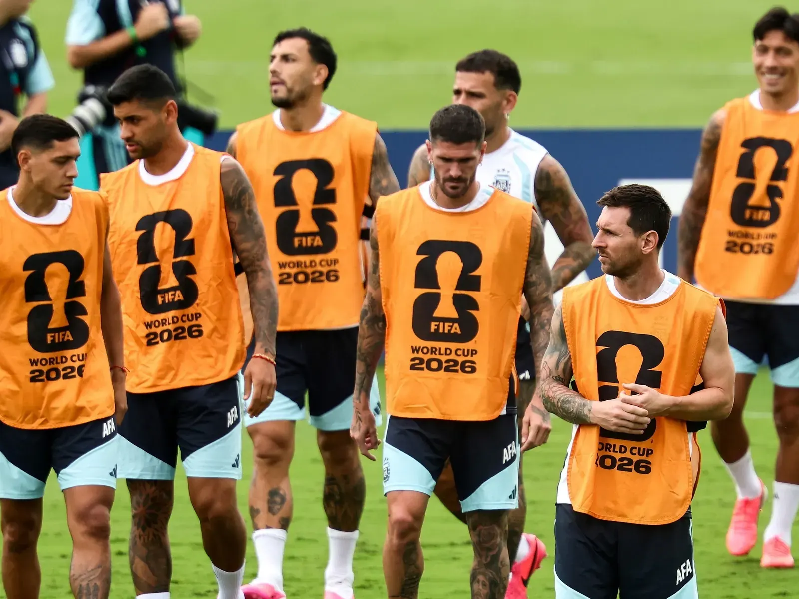 Jugadores de la Selección Argentina de fútbol celebrando un gol mientras juegan contra Inglaterra en un partido del Mundial.