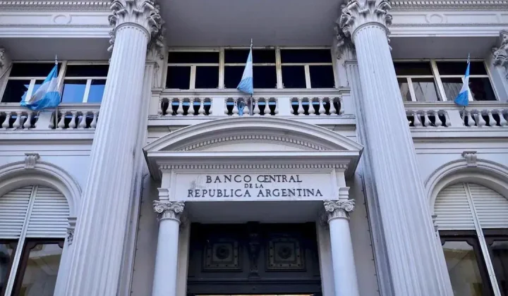 El Presidente Javier Milei respondió enérgicamente a las críticas vertidas por dos expresidentes del Banco Central de la República Argentina