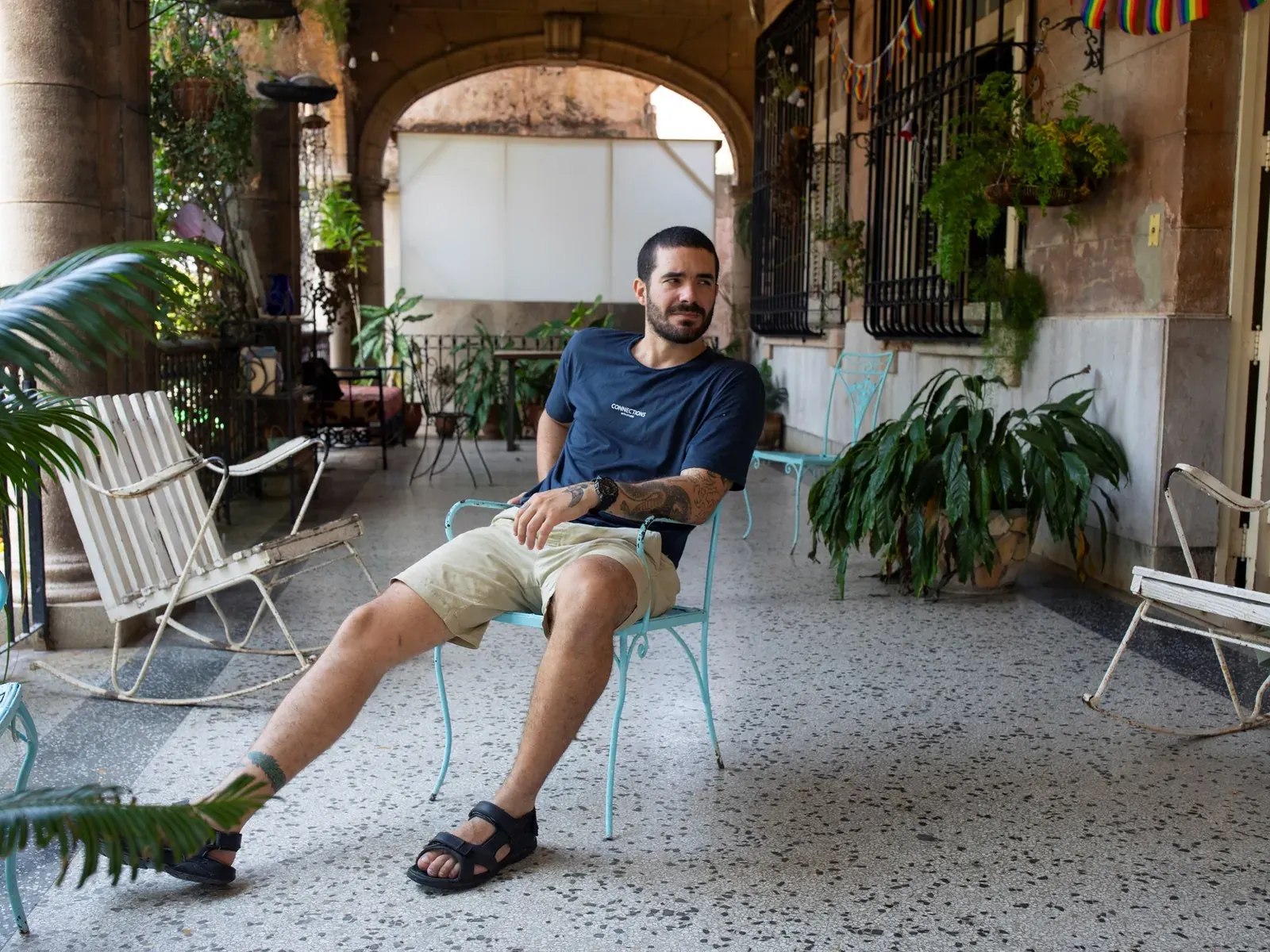 Jóvenes reunidos en la casa de David González durante una fiesta de "El Proyecto" en La Habana, con luces encendidas y una batería como fuente de energía.