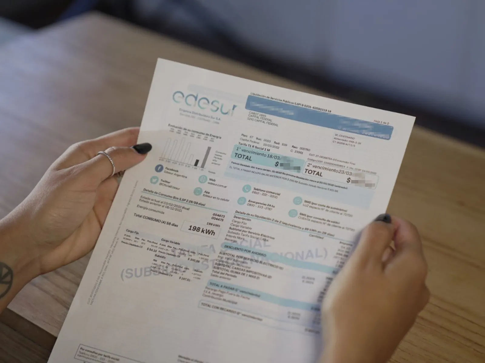 Facturas de servicios públicos con detalles de tasas municipales en Provincia de Buenos Aires, Argentina.