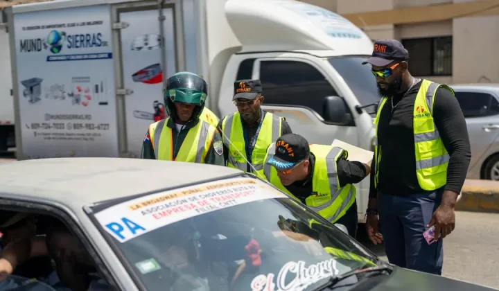 El Instituto Nacional de Tránsito y Transporte Terrestre (Intrant) de República Dominicana, en conjunto con la Policía Nacional, la Direcció