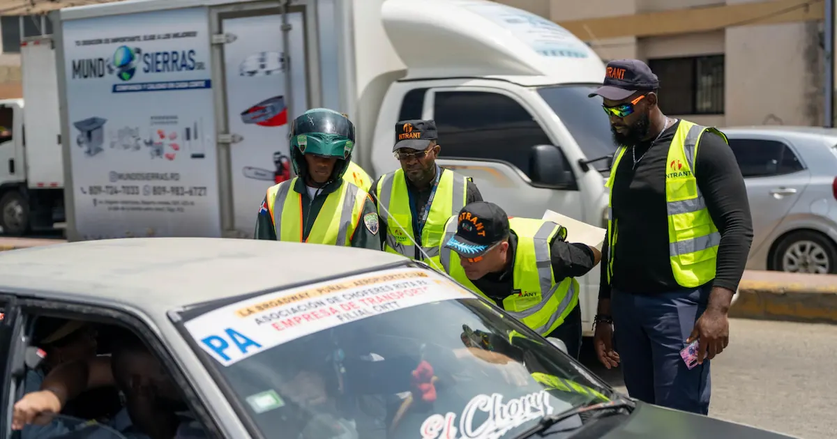 El Instituto Nacional de Tránsito y Transporte Terrestre (Intrant) de República Dominicana, en conjunto con la Policía Nacional, la Direcció