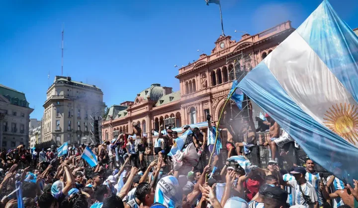 Empleados de Casa Rosada esquivan el asueto y trabajan en un “asueto blue