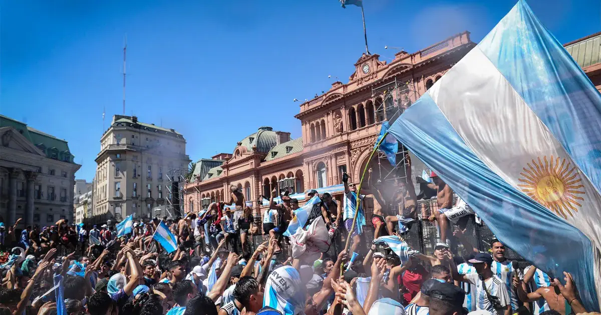 Empleados de Casa Rosada esquivan el asueto y trabajan en un “asueto blue