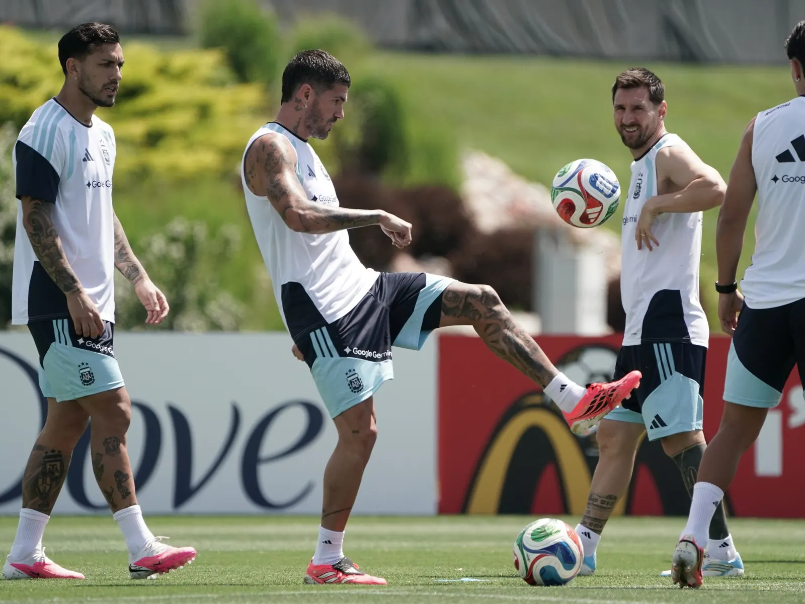 Rodrigo De Paul, jugador de la Selección Argentina, en acción durante un partido del Mundial.